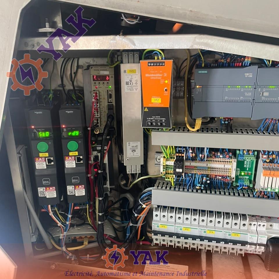 Armoire de commande modernisée avec automate Siemens et servo-drive Schneider