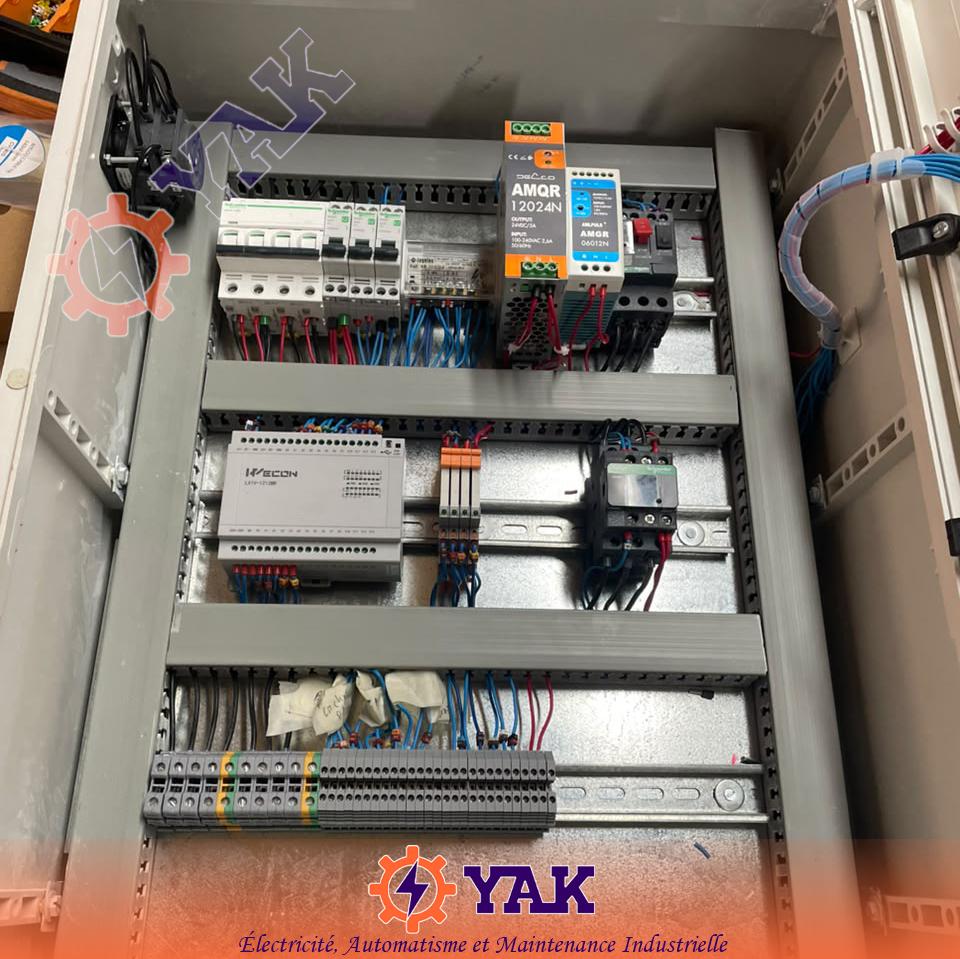 Armoire électrique de commande équipée d’un automate WECON et de protections