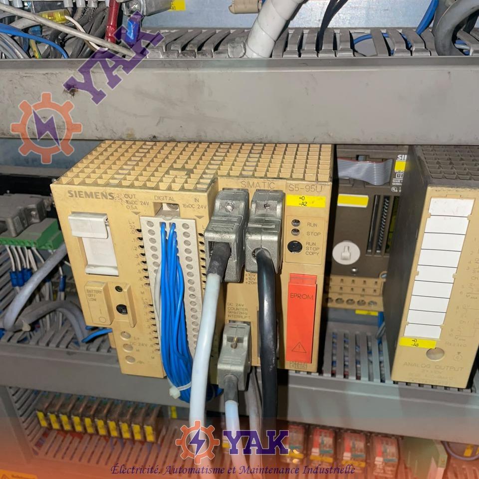 Automate Siemens S5 installé dans une armoire industrielle